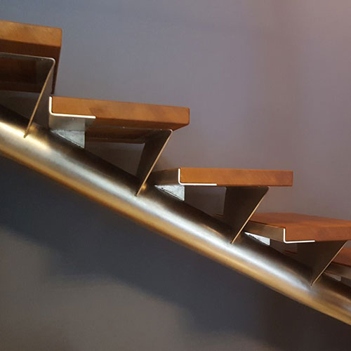 Habillage d'un escalier en inox et Iroko