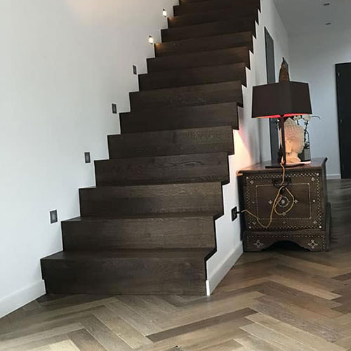 Pose de parquet collé en bâton rompu